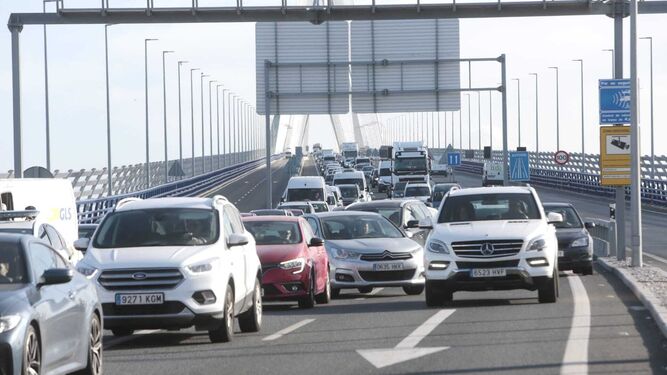 Congestión en el segundo puente para entrar en Cádiz.
