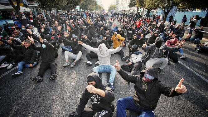 Los manifestantes, sentados en la avenida principal de Cádiz.