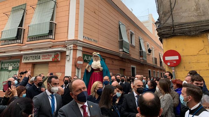 Un momento del rosario público que presidió la Virgen de las Penas ayer sábado por las calles de la Viña.