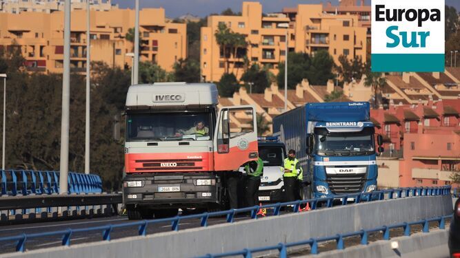 La Guardia Civil interviene en el lugar del accidente, en el acceso al puerto de Algeciras.