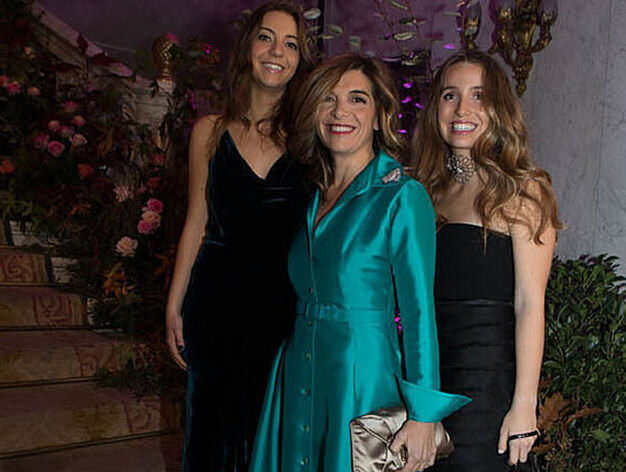 Xandra Falc&oacute;, hermana de Tamara, con sus hijas. Vest&iacute;a un dise&ntilde;o color verde aguamarina de Lorenzo Caprile.
