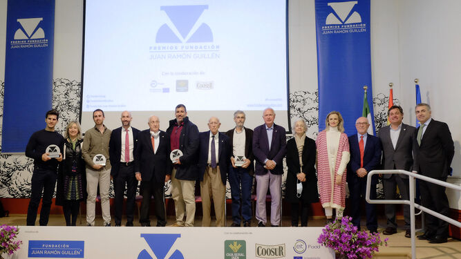 Los premiados junto a Juan Ramón Guillén, Álvaro Guillén y los patrocinadores de los premios.