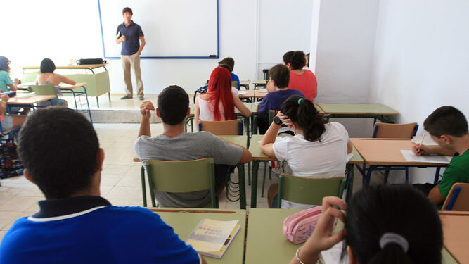 Un profesor imparte clase en el aula de un instituto público.