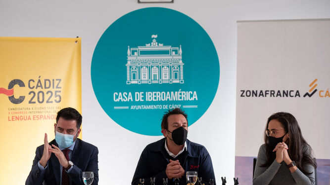Fran González, José María González 'Kichi' y Lola Cazalilla.