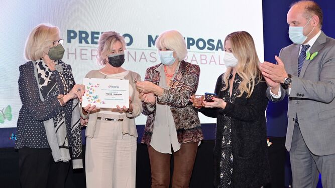 Teófila Martínez y Ana Mestre entregan el premio a Teresa Sahagún y Pilar Rodríguez, de la Fundación Prodean, junto a Juancho Ortiz.