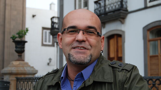 El escritor canario Alexis Ravelo, que visitará hoy la ciudad.