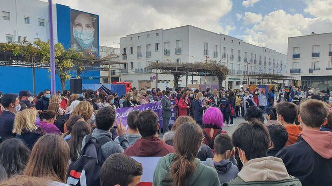Numerosas personas se han dado cita en la Plaza de las Bodegas para tomar parte en el encuentro contra la violencia de género.