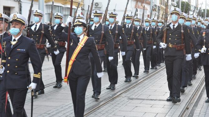 Alumnos de la Escuela de Suboficiales en formación por la calle Real para participar en el arriado de la bandera.