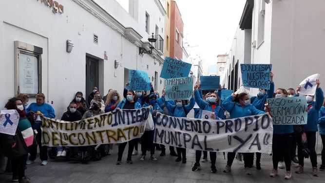 Protestas de las trabajadoras de ayuda a domicilio a las puertas del Ayuntamiento de San Fernando, hace unos meses.