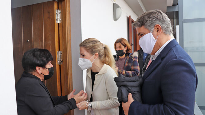 La delegada del Gobierno andaluz en la provincia, Ana Mestre, conversando con una de las vecinas del edificio rehabilitado de la calle Barrameda de Sanlúcar.