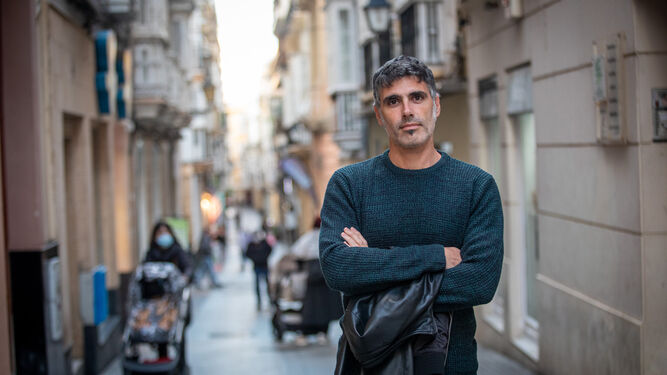 jesús marín El autor de la guía contra la turistificación, Jesús Ruiz López, en una calle del centro de Cádiz.