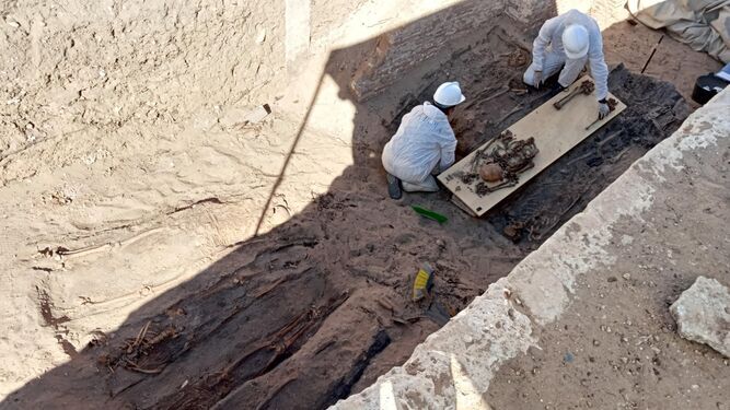 Un momento de los trabajos de exhumación de víctimas del franquismo en el cementerio San José