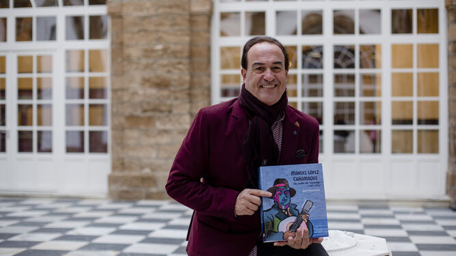 Javier Osuna con un ejemplar de su libro en el patio del Palacio Provincial de la Diputación.