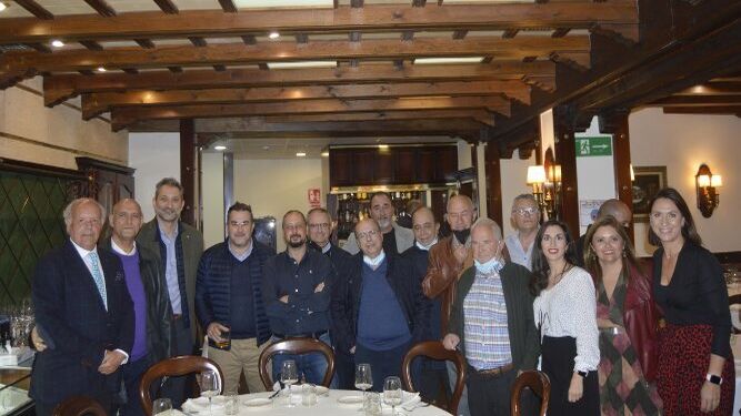 El homenajeado Rafael Catalán con un grupo de compañeros, durante la comida celebrada en el restaurante El Faro, con motivo de su jubilación.