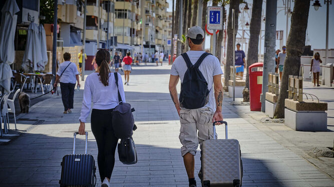 Personas con maletas por Cádiz.