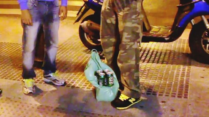 Un latero vende cervezas en Malasaña