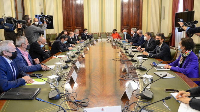 Reunión del ministro Luis Planas con representantes de la cadena alimentaria