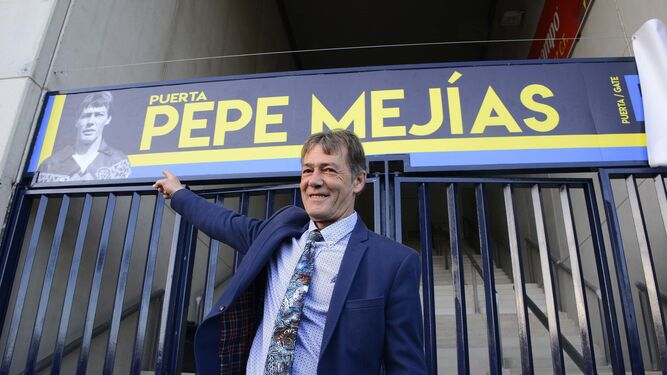 Pepe Mejías señala a la puerta que en su honor se inauguró en el estadio.