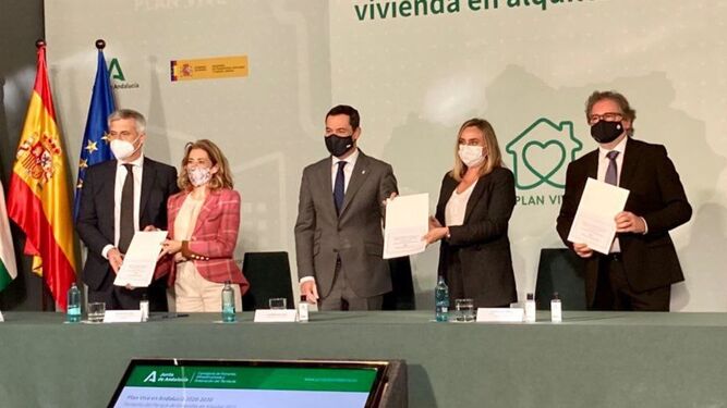 Un momento de la firma de los convenios entre el Ayuntamiento de Cádiz, la Junta de Andalucía y el Gobierno central.