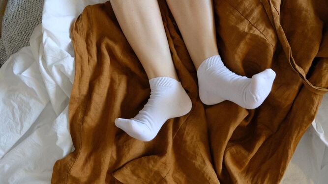 La temperatura corporal es determinante para decidir si dormir o no con calcetines.