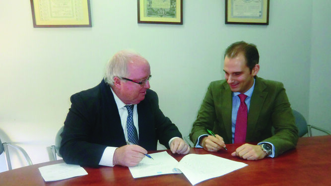 Carlos Medina (i) y Carlos Cabrera, en la firma de documentos aquel 3 de diciembre de 2013.
