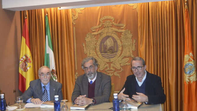 José Ossorio, con el  presidente del Ateneo, José Almenara, y el catedrático Alberto Romero, durante la presentación de su libro en el Ateneo de Cádiz.