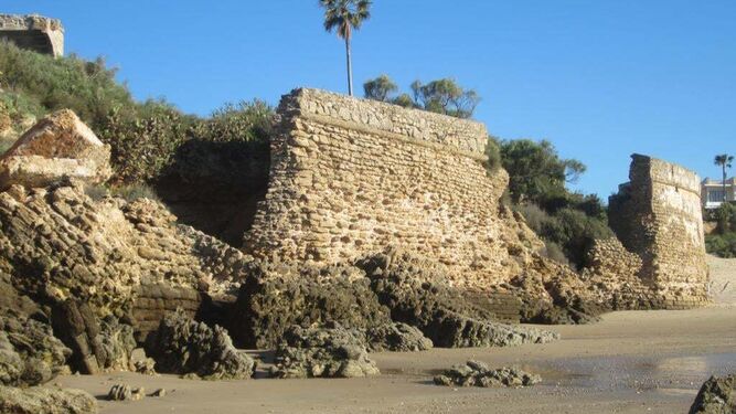 Las murallas del Fuerte de Santa Catalina, un monumento histórico a pie de playa.