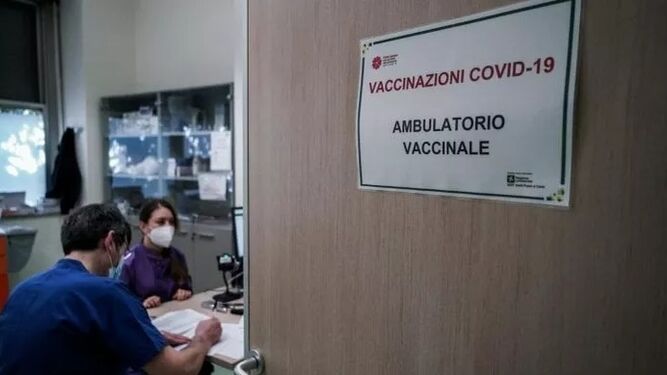Imagen de archivo de un centro de vacunación italiano.
