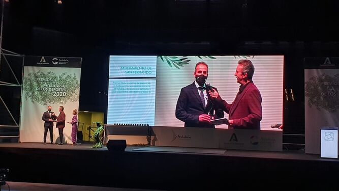 Francis Posada, concejal de Deporte del Ayuntamiento de San Fernando, recoge el premio durante la gala celebrada en Jaén.
