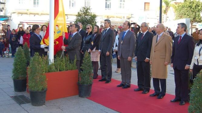 Izado de la bandera española con motivo del Día de la Constitución durante el gobierno de José Loaiza.
