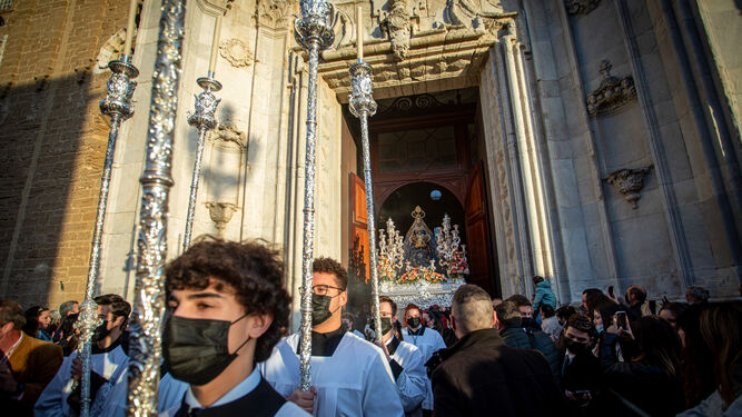 Acólitos con mascarilla en la procesión extraordinaria de la Patrona el pasado 8 de diciembre.