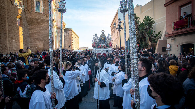 Acólitos con mascarillas en la procesión extraordinaria de la Patrona el pasado 8 de diciembre.