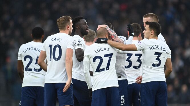 Jugadores del Tottenham se abrazan tras anotar un gol esta temporada.