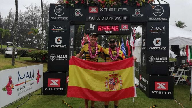 Macías y Candón posan con la bandera de España, tras lograr el título.