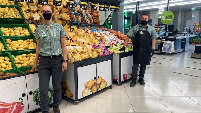 Dos empleados de Mercadona, del supermercado que posee en el Polígono Tecnocórdoba, en Córdoba capital.