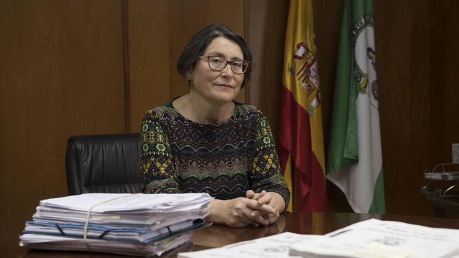 Ángeles Ayuso en su despacho de la Fiscalía de Cádiz.