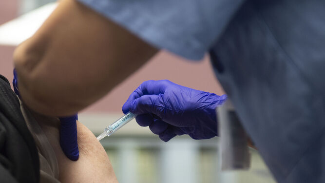 Una persona presta su brazo para que le pongan su dosis de vacuna contra el Covid.