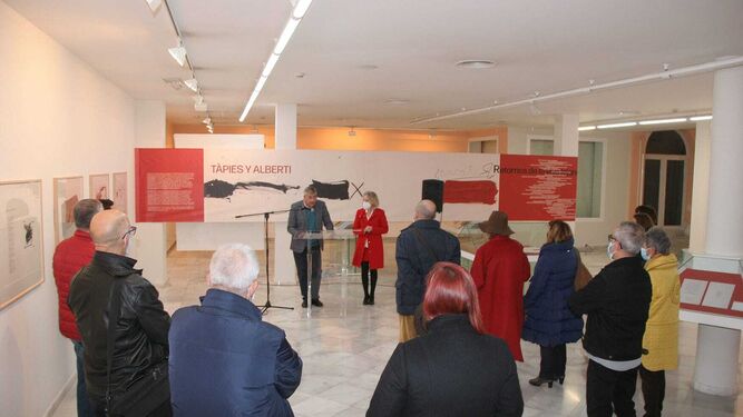 Una imagen de la inauguración de la exposición 'Tàpies y Alberti' en la sede de la Fundación.