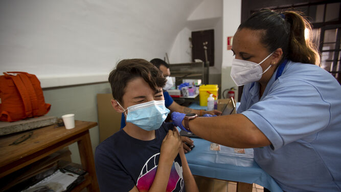 Vacunación a menores en la Casa del Niño Jesús en Cádiz