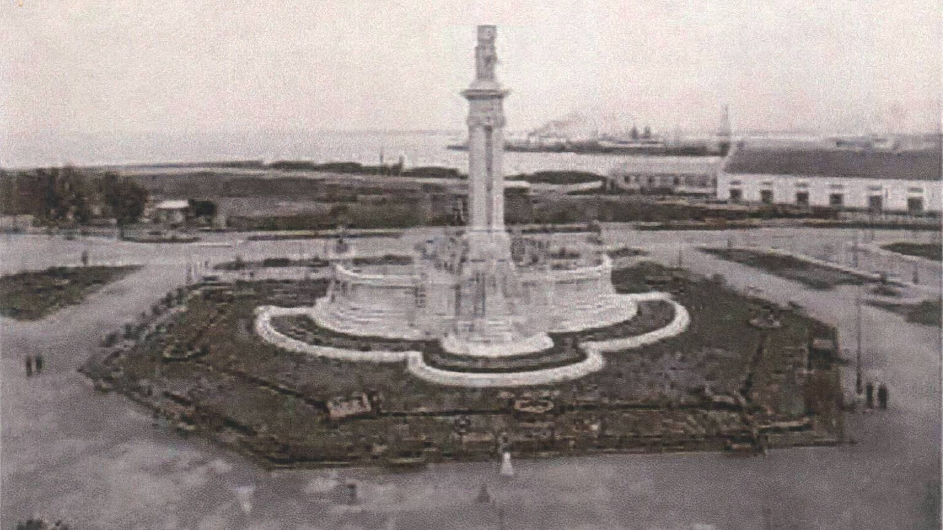 Otra imagen del Monumento listo y la plaza reci&eacute;n urbanizada.