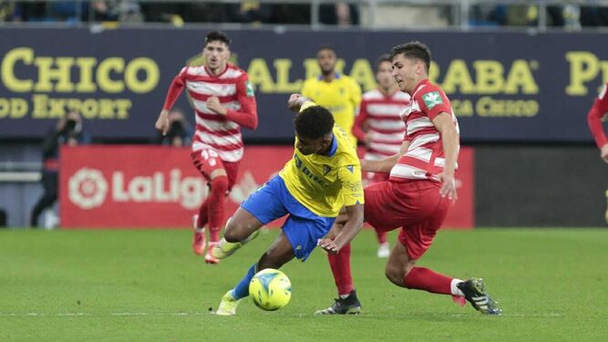Lozano se escapa de un rival  en el partido Cádiz Granada