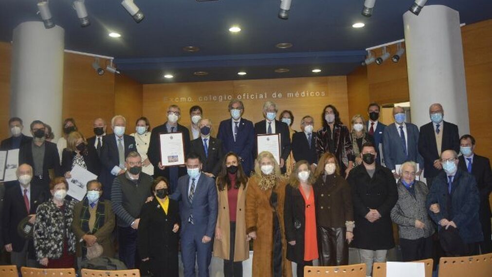 Autoridades, galardonados y miembros del Ateneo, tras la entrega de los premios Gaditano del A&ntilde;o 2021 en el sal&oacute;n de actos del Colegio M&eacute;dico.