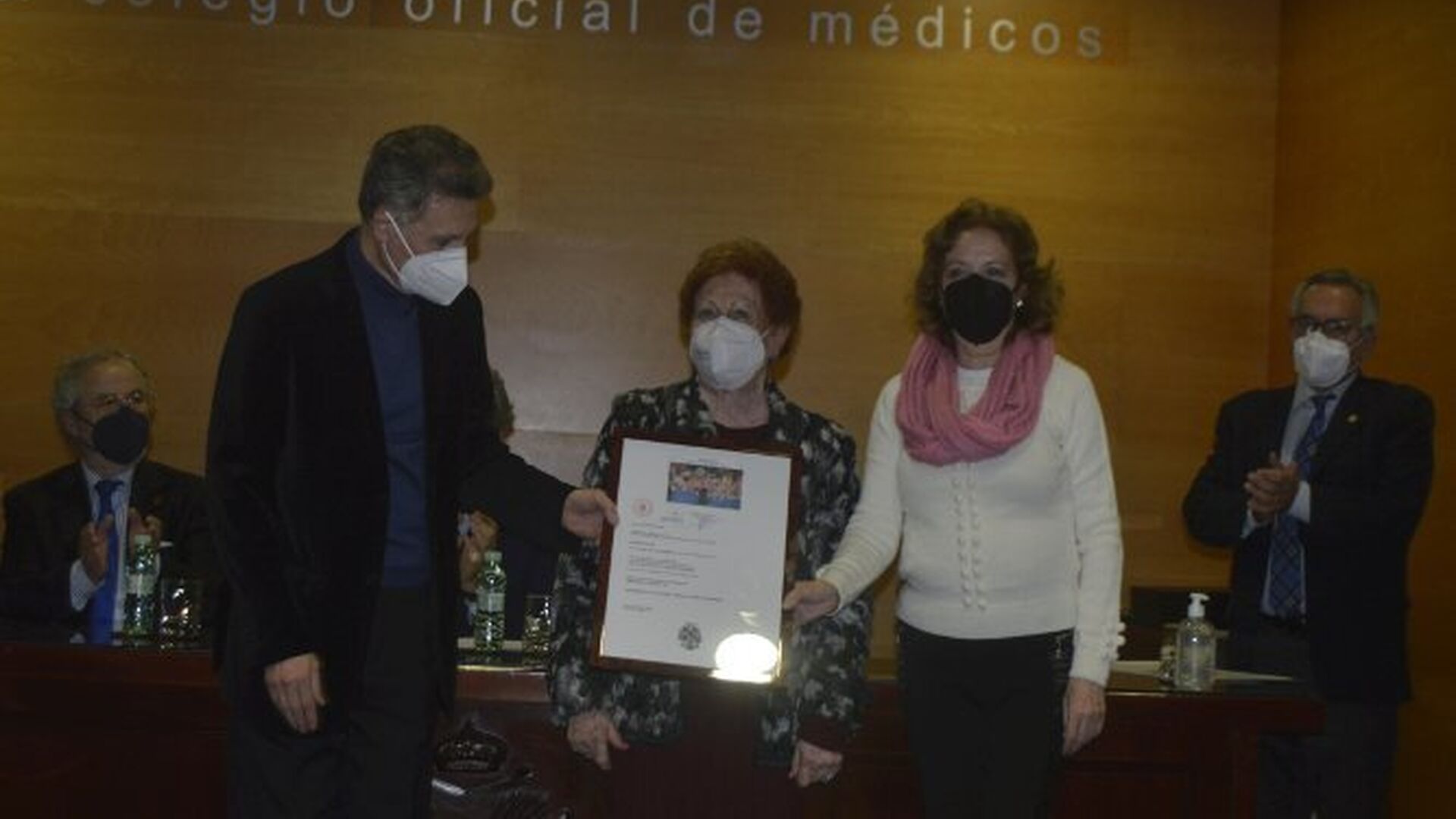 Ignacio Moreno entregando el premio Gaditano del A&ntilde;o en el &Aacute;rea Empresarial a Pelayo Garc&iacute;a de la Borbolla y su mujer Ana G&oacute;mez.