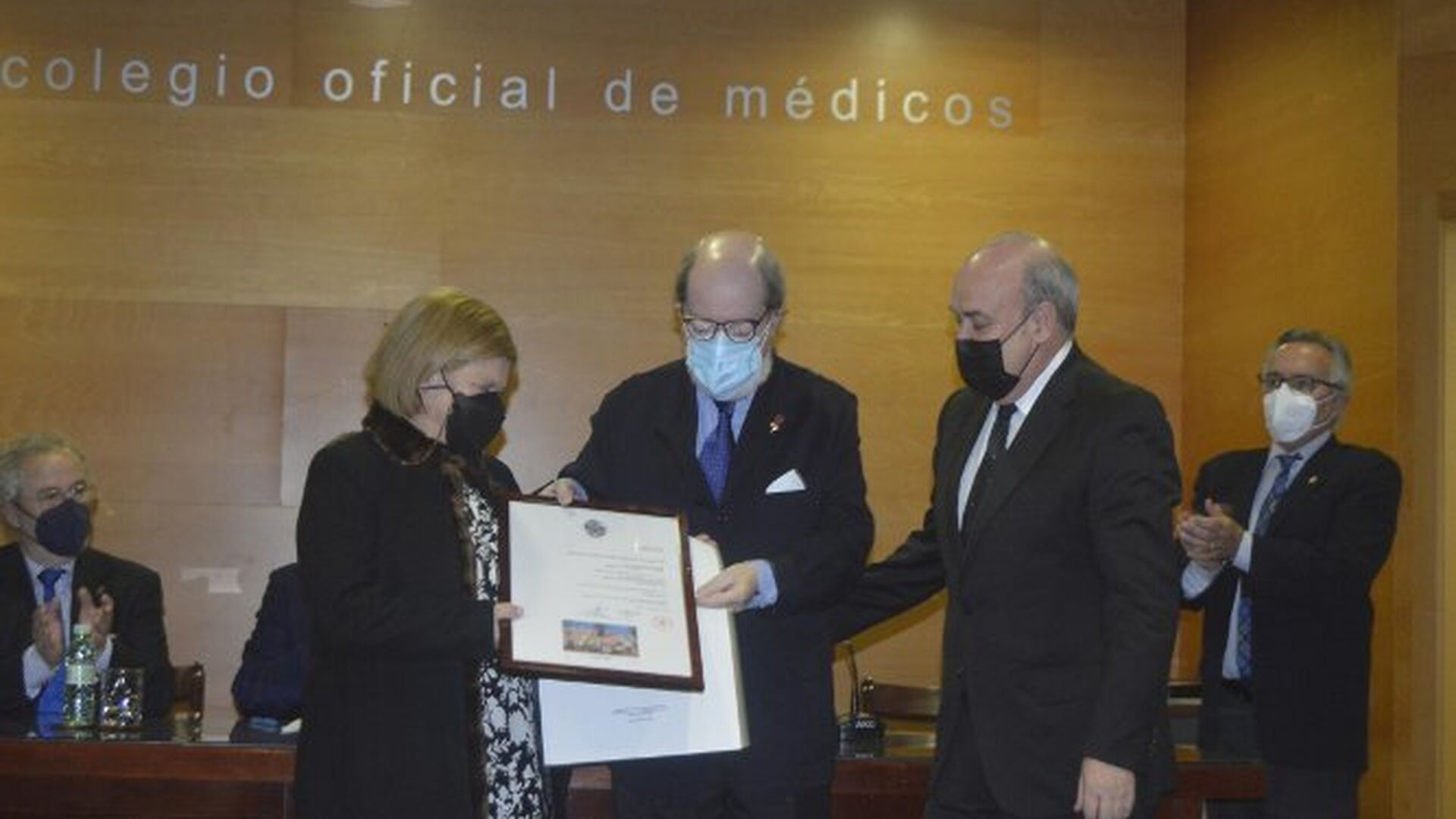 Olimpia Mart&iacute;n Fondevila entregando el premio a Juan Manuel Fern&aacute;ndez y Mar&iacute;a de la Sierra P&eacute;rez.