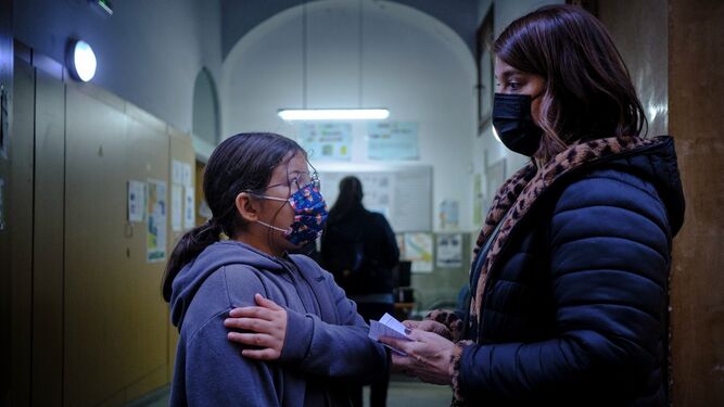 Chloe, de nueve años, junto a su madre, tras recibir la vacuna en el Centro de Salud La Merced de Cádiz.