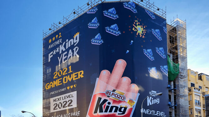 Imagen de la iniciativa de ElPozo King con el mensaje de despedida al año 2021, desplegado en una céntrica calle de Madrid