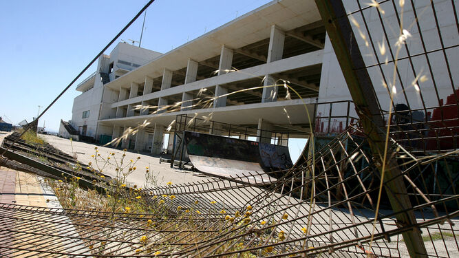 Imagen de archivo que muestra el estado de abandono que ha sufrido el edificio Ciudad del Mar durante muchos años.