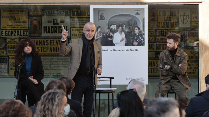 La fotógrafa Antonia Moreno, el diseñador Jacobo Carmona y Antonio Muñoz ante el cartel.