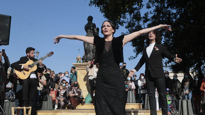 La Piñona en la Plaza del Altozano inaugurando con su baile el ciclo 'Sevilla pellizca' ideado por Sara Arguijo.