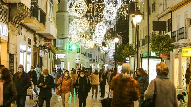 Imagen de la calle La Plaza, una de las más comerciales de la ciudad, durante las presentes fiestas navideñas.